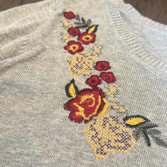 Tribal Women Large Gray Floral Embroidered Knit Ruffle 3/4 Sleeve Sweater - Picture 5 of 9